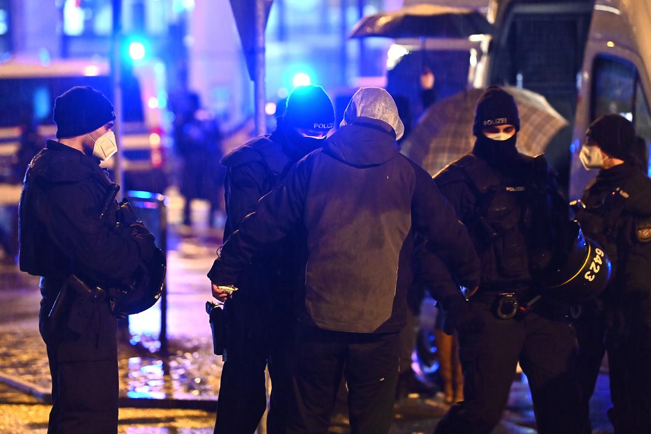 Polizisten und Demonstranten in der Nacht Polizisten und Demonstranten in der Nacht