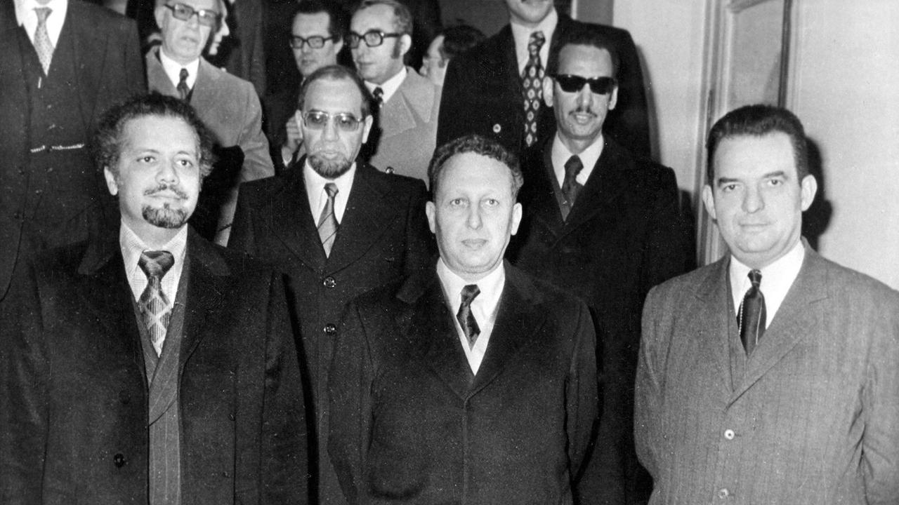 Die Delegation der OPEC am 17. Oktober 1973 - die Ankündigung der Reduzierung der Fördermengen als Reaktion auf den Yom-Kippur-Krieg löste die "Ölkrise" aus. Die Delegation der OPEC am 17. Oktober 1973 - die Ankündigung der Reduzierung der Fördermengen als Reaktion auf den Yom-Kippur-Krieg löste die "Ölkrise" aus.