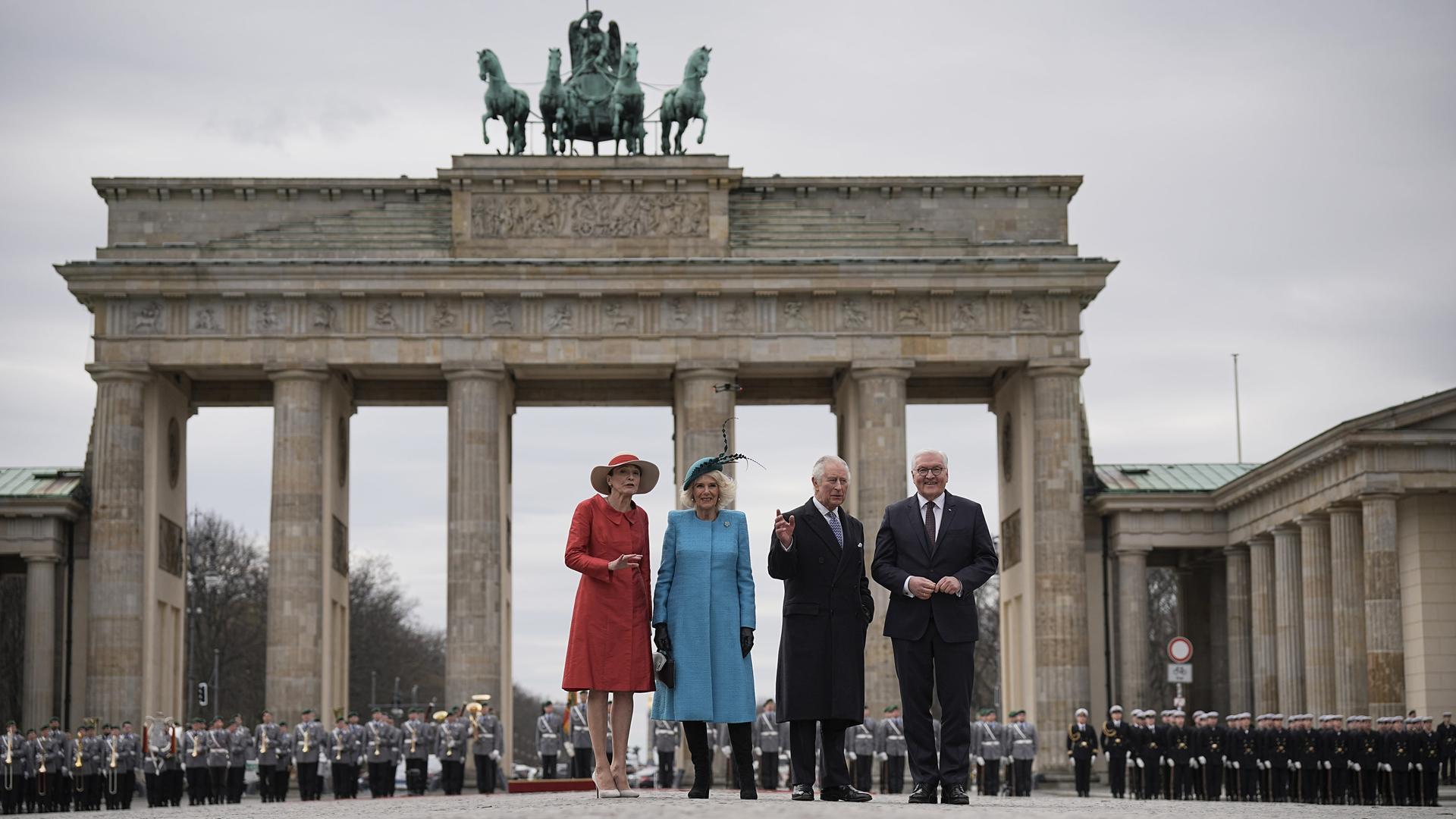 König Charles und seine Frau Camilla werden am Brandenburger Tor von Bundes-Präsident Frank-Walter Steinmeier und seiner Frau Elke Büdenbender mit militärischen Ehren begrüßt. 