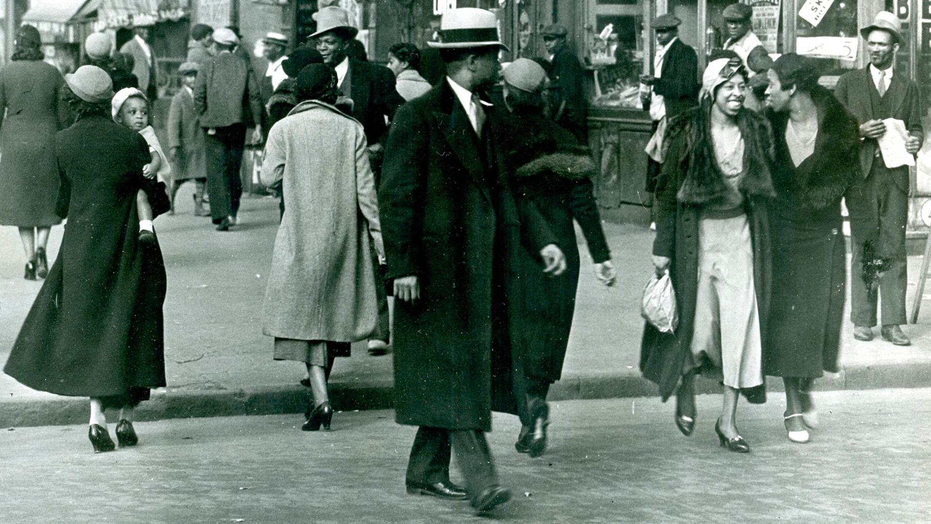 Dan hat sich in New York der 1950er Jahre eingelebt. Bis sein dunkelhäutiger Bruder Richard auftaucht. Zu sehen: Eine Einkaufsstraße in den 1950er Jahren in Harlem. Dan hat sich in New York der 1950er Jahre eingelebt. Bis sein dunkelhäutiger Bruder Richard auftaucht. Zu sehen: Eine Einkaufsstraße in den 1950er Jahren in Harlem.
