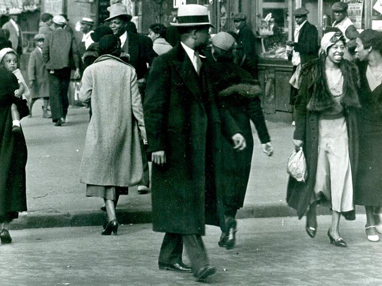 Dan hat sich in New York der 1950er Jahre eingelebt. Bis sein dunkelhäutiger Bruder Richard auftaucht. Zu sehen: Eine Einkaufsstraße in den 1950er Jahren in Harlem. 