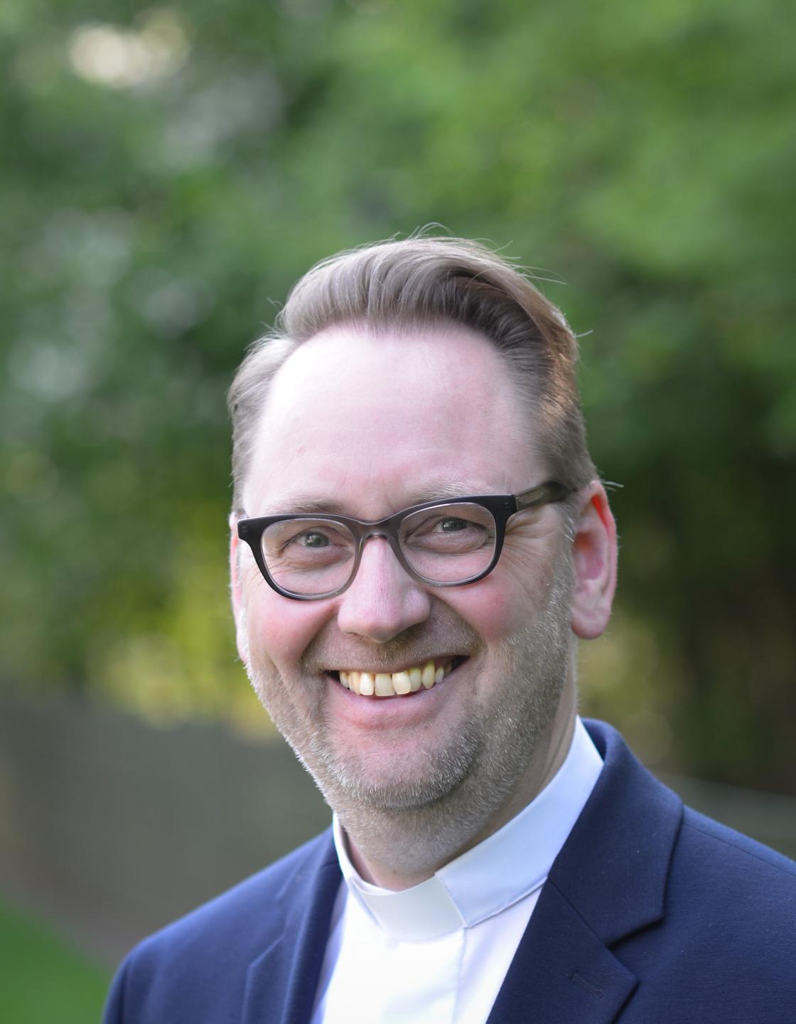 Thorsten Schmölzing, mit Brille, im schwarzen Sakko, lächelt freundlich in die Kamera. Thorsten Schmölzing, mit Brille, im schwarzen Sakko, lächelt freundlich in die Kamera.