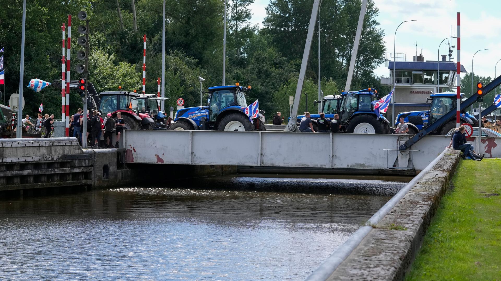 Nederland, Drachten: Protesterende boeren hebben een ophaalbrug geblokkeerd bij de blokkade van het Prinses Margaretha-kanaal, waardoor schepen niet door Gaarkeuken kunnen varen.