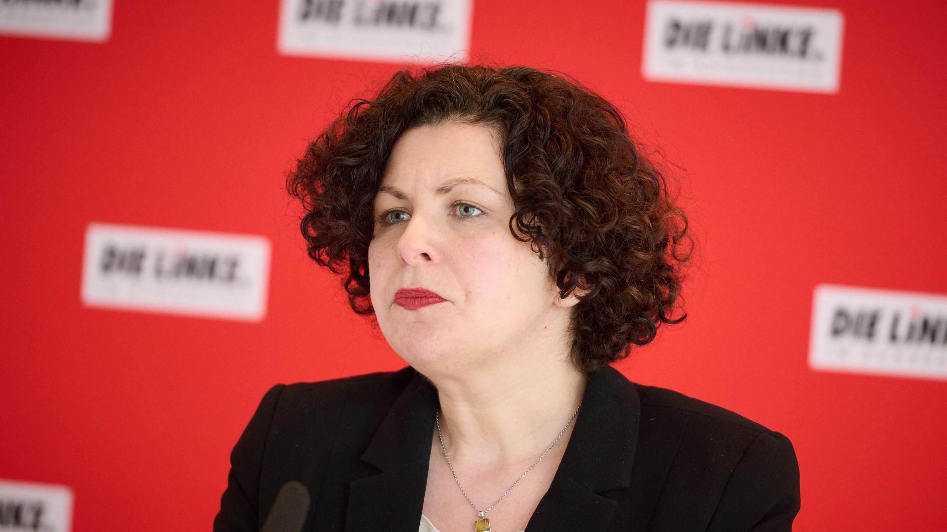 Amira Mohamed Ali, Fraktionsvorsitzende der Partei Die Linke im Bundestag, auf einer Pressekonferenz Amira Mohamed Ali, Fraktionsvorsitzende der Partei Die Linke im Bundestag, auf einer Pressekonferenz