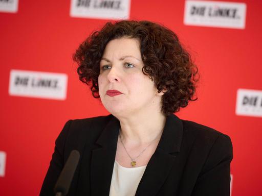 Amira Mohamed Ali, Fraktionsvorsitzende der Partei Die Linke im Bundestag, auf einer Pressekonferenz