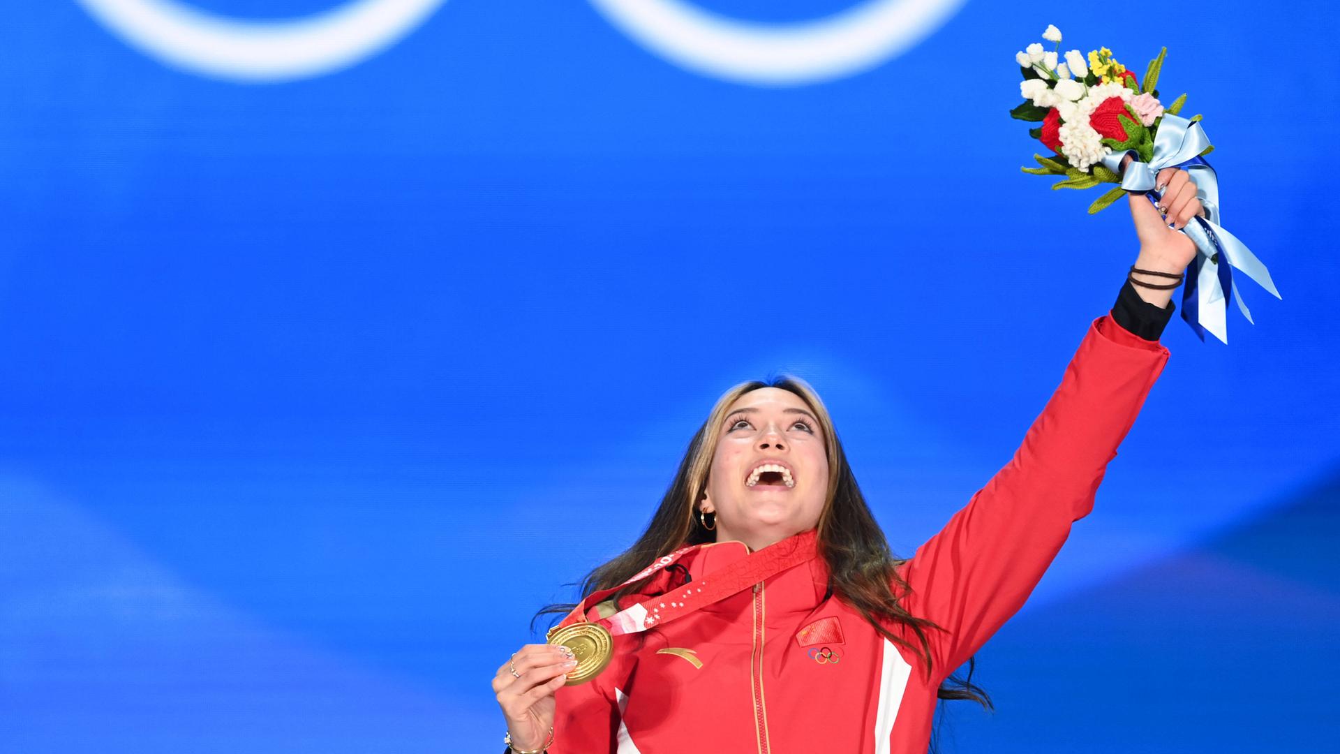 Sport Bilder des Tages (220208) -- BEIJING, Feb. 8, 2022 -- Gold medalist Gu Ailing of China reacts during the awarding Sport Bilder des Tages (220208) -- BEIJING, Feb. 8, 2022 -- Gold medalist Gu Ailing of China reacts during the awarding