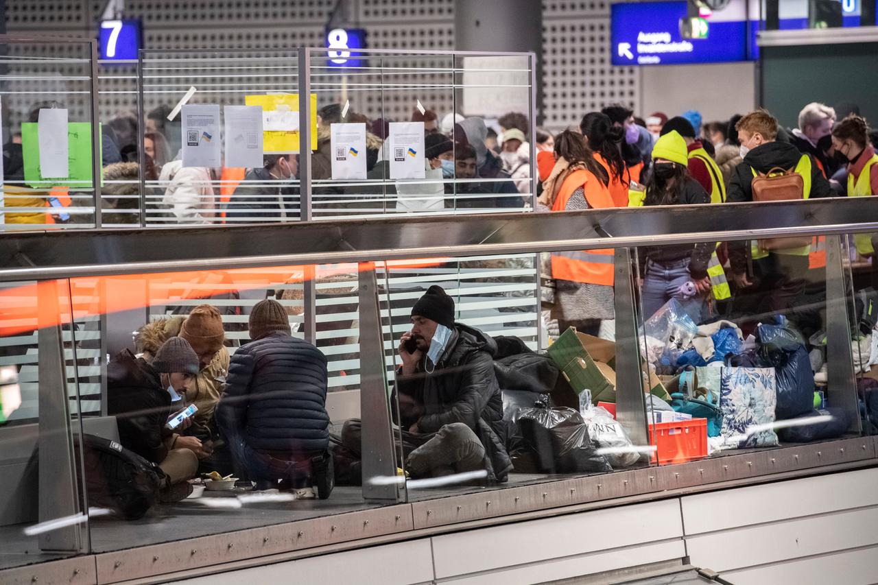Flüchtlinge aus dem ukrainischen Kriegsgebiet warten im Hauptbahnhof Berlin. Flüchtlinge aus dem ukrainischen Kriegsgebiet warten im Hauptbahnhof Berlin.