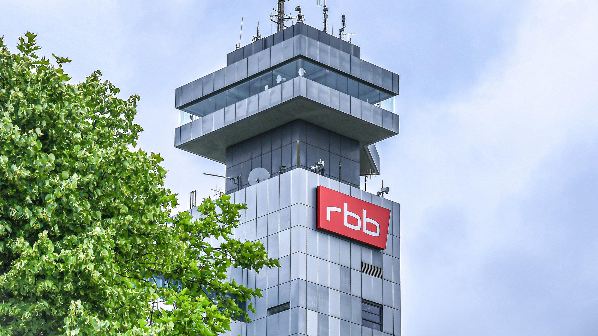 Ein Turm mit dem rbb-Logo im Westen Berlins Ein Turm mit dem rbb-Logo im Westen Berlins