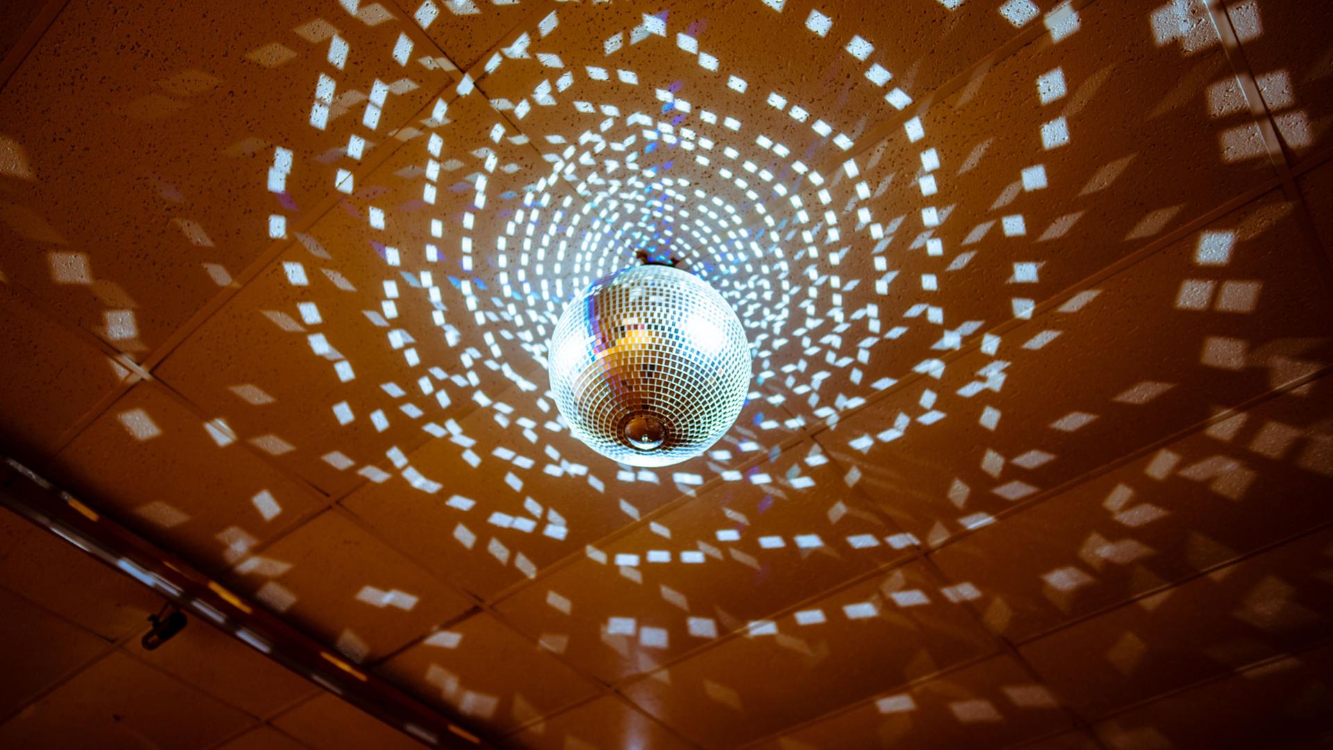 Zu sehen: Eine Discokugel Zu sehen: Eine Discokugel