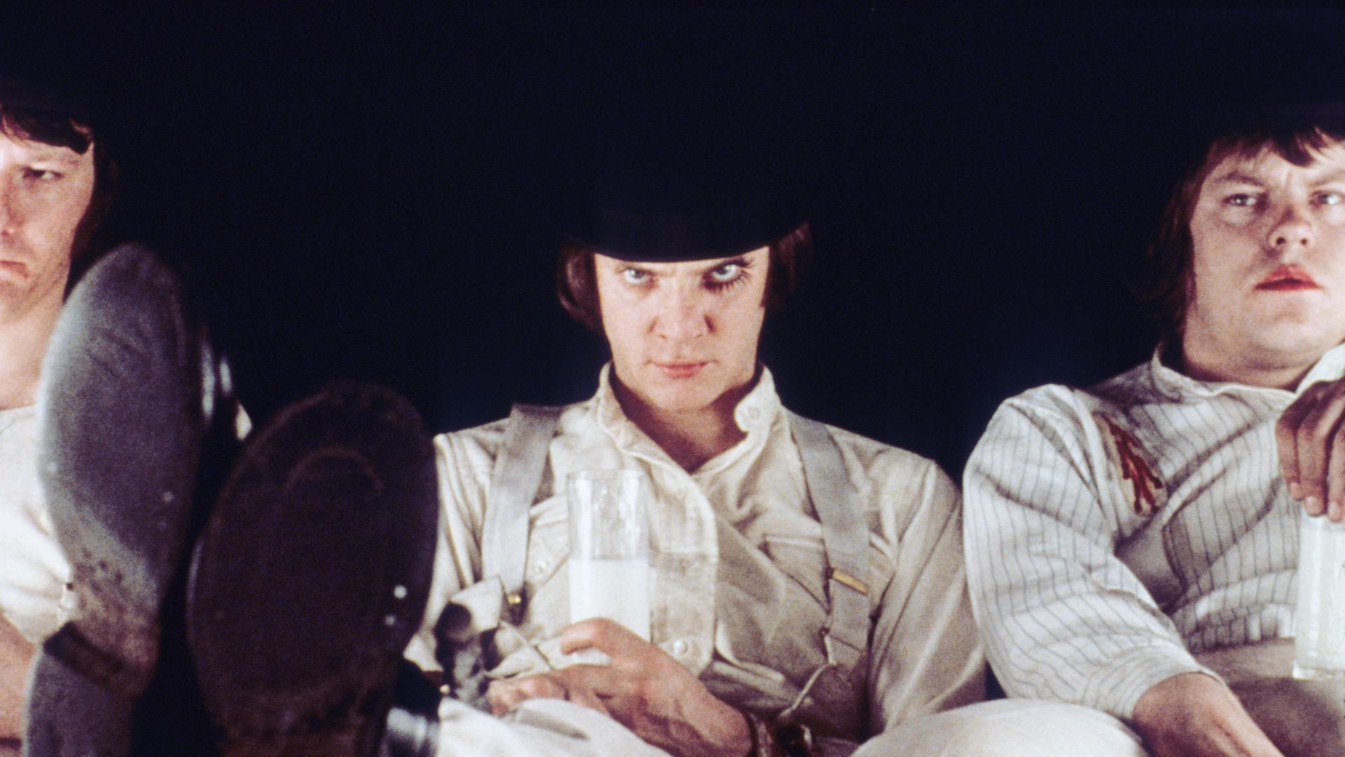 The Droogs - die Gang in "A Clockwork Orange" trägt stets weiße Kleidung und schwarze Melonen The Droogs - die Gang in "A Clockwork Orange" trägt stets weiße Kleidung und schwarze Melonen