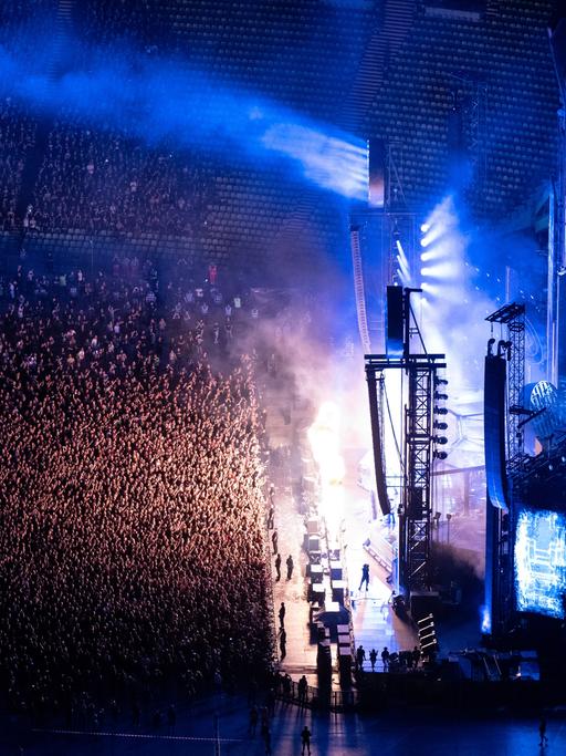 Tausende Zuschauer verfolgen das Konzert der Band Rammstein im Olympiastadion in München. 