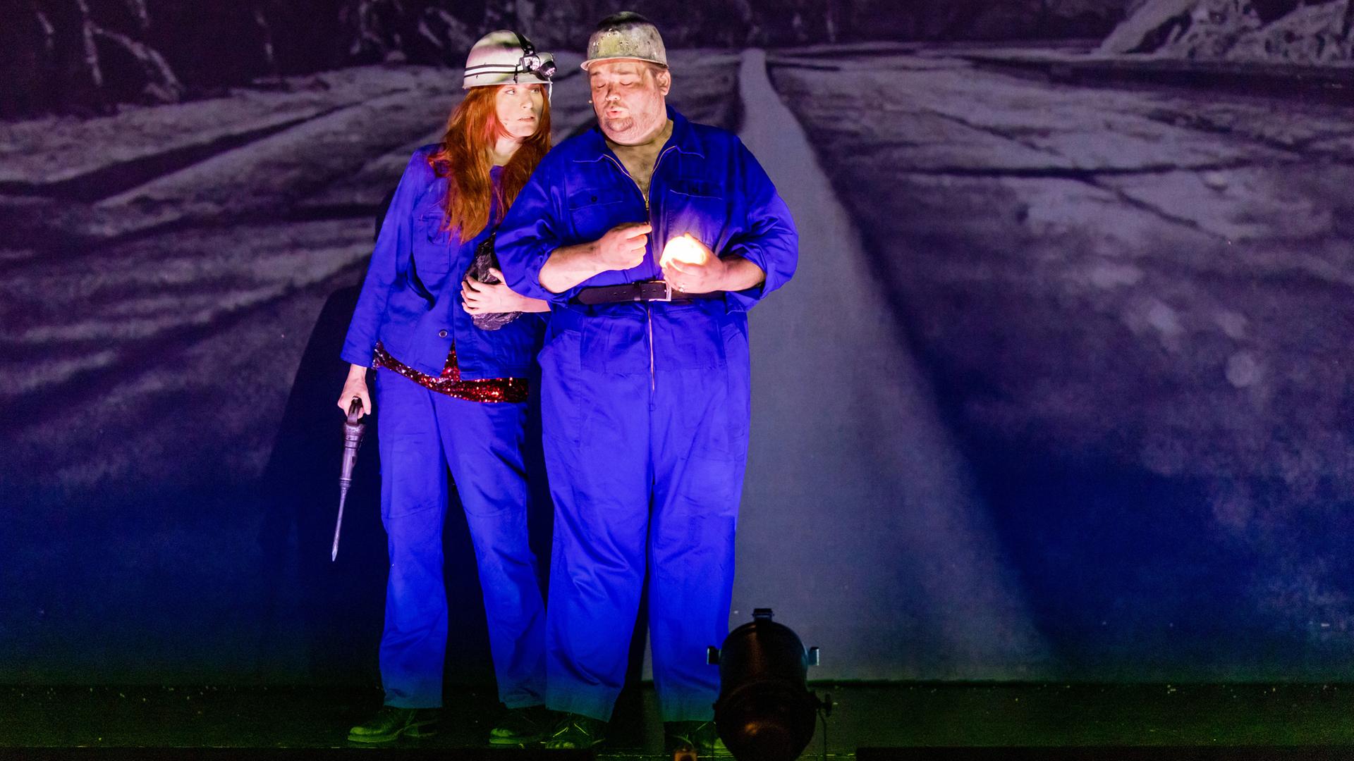 Die Schauspieler Lisa Schützenberger und Nils Stäfe in einer Szene von "Im Berg" am Staatstheater Cottbus. Die Schauspieler Lisa Schützenberger und Nils Stäfe in einer Szene von "Im Berg" am Staatstheater Cottbus.