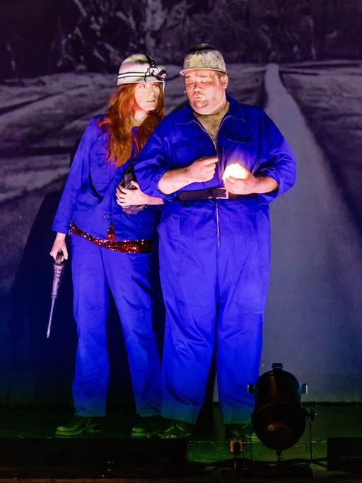Die Schauspieler Lisa Schützenberger und Nils Stäfe in einer Szene von "Im Berg" am Staatstheater Cottbus.