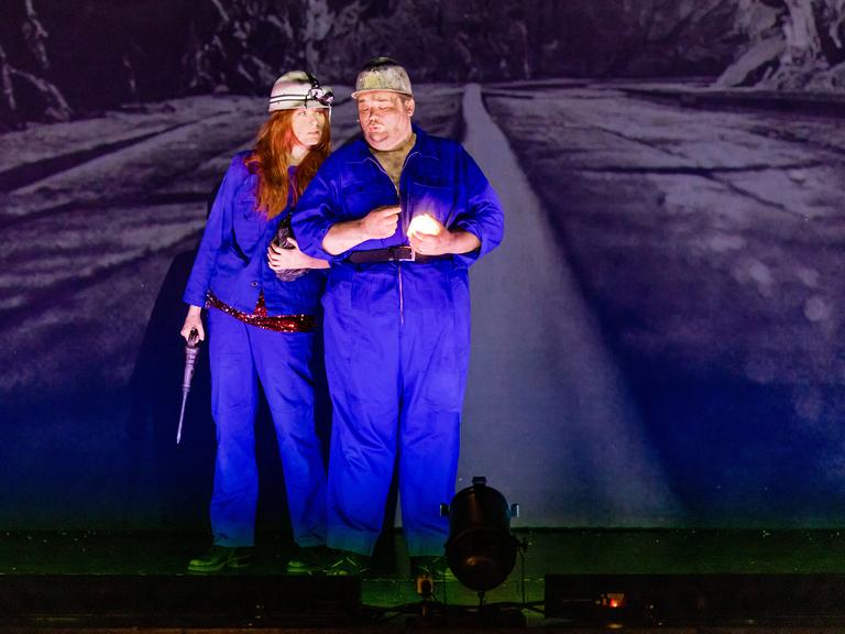 Die Schauspieler Lisa Schützenberger und Nils Stäfe in einer Szene von "Im Berg" am Staatstheater Cottbus.