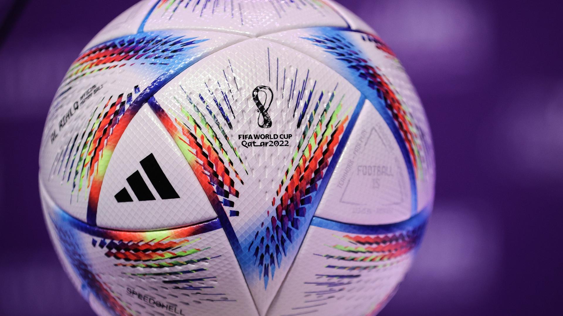 Der offiziellen Spielball für die Fußball-WM 2022 in Katar liegt bei einer Pressekonferenz nach dem Fifa-Kongress im Doha Exhibition & Convention Center (DECC) auf dem Podium