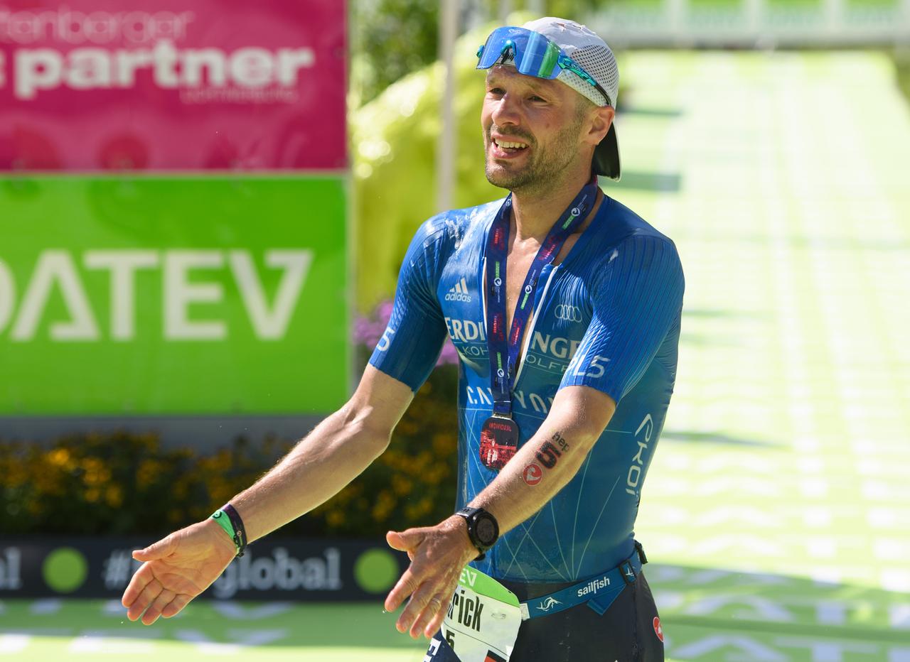 Patrick Lange aus Deutschland jubelt im Ziel nach 3,8 Kilometer Schwimmen, 180 Kilometer Radfahren und 42,195 Kilometer Laufen. Patrick Lange aus Deutschland jubelt im Ziel nach 3,8 Kilometer Schwimmen, 180 Kilometer Radfahren und 42,195 Kilometer Laufen.