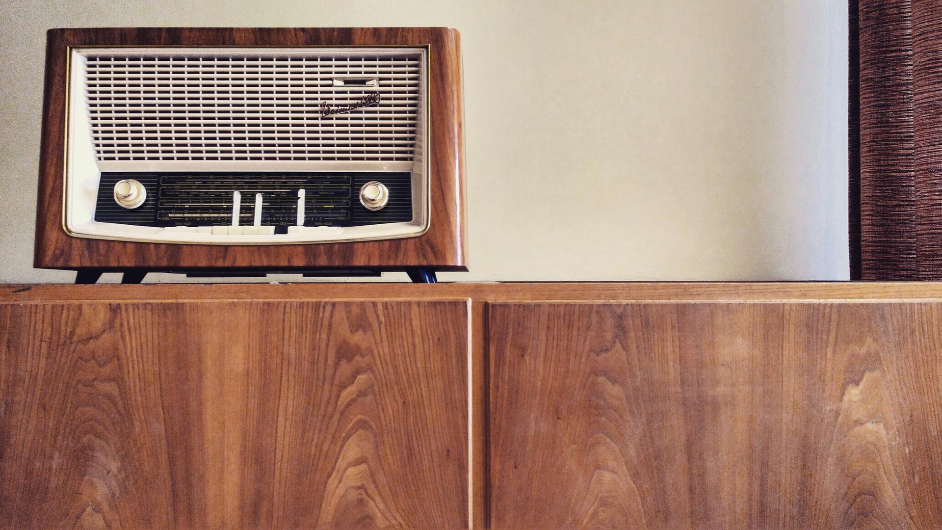 Ein altes Radiogerät steht auf einem Sideboard Ein altes Radiogerät steht auf einem Sideboard