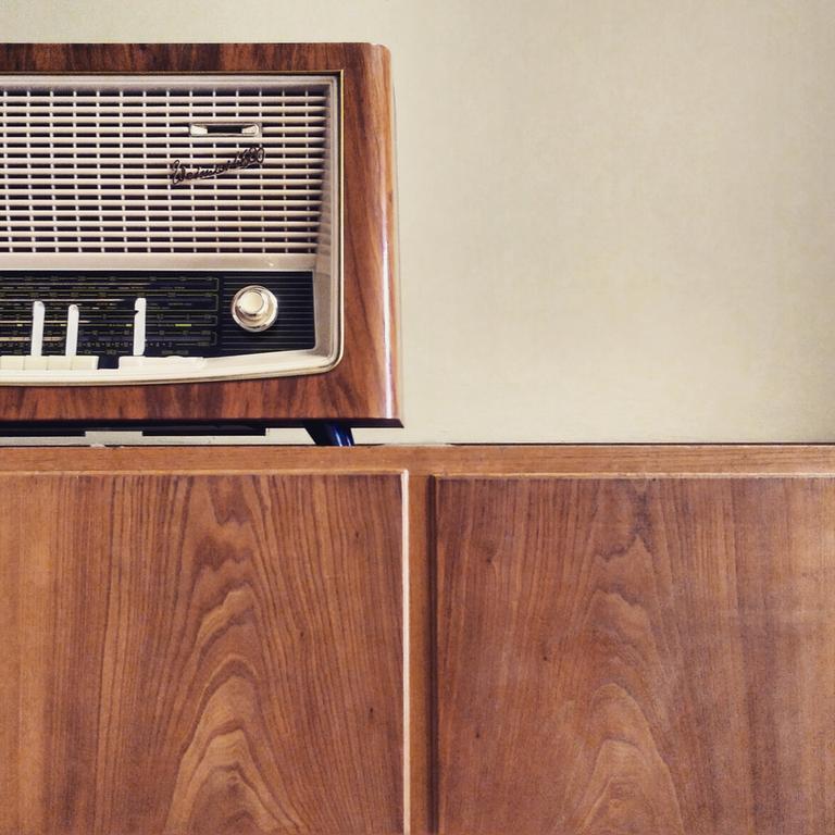 Ein altes Radiogerät steht auf einem Sideboard