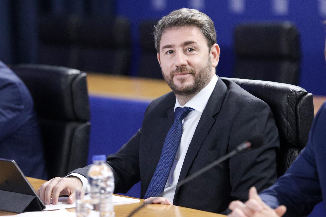 Der Europa-Abgeordnete Nikos Androulakis sitzt an einem Schreibtisch. Der Europa-Abgeordnete Nikos Androulakis sitzt an einem Schreibtisch.