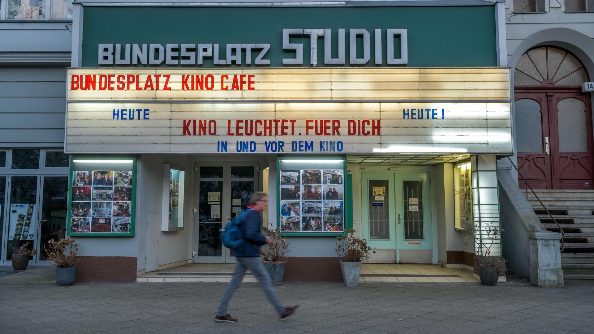 "Kino leuchtet. Für Dich" steht auf einer typischen Kino-Leuchttafel über dem Bundesplatz Studio, einem Kino im Berliner Stadtteil Wilmersdorf. "Kino leuchtet. Für Dich" steht auf einer typischen Kino-Leuchttafel über dem Bundesplatz Studio, einem Kino im Berliner Stadtteil Wilmersdorf.