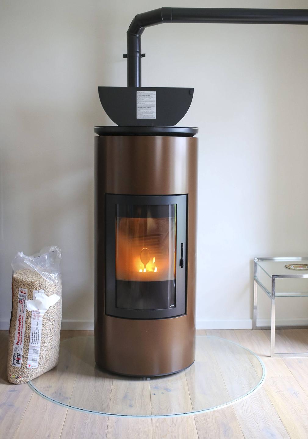Brennende Pellets und Feuer in einem Pelletofen im Wohnraum (Symbolbild) Brennende Pellets und Feuer in einem Pelletofen im Wohnraum (Symbolbild)