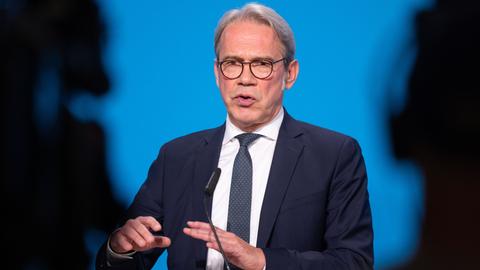 Georg Maier (SPD), Thüringer Innenminister, spricht nach dem Treffen der Innenminister der ostdeutschen Bundesländer im Haus Dacheröden bei einer Pressekonferenz.