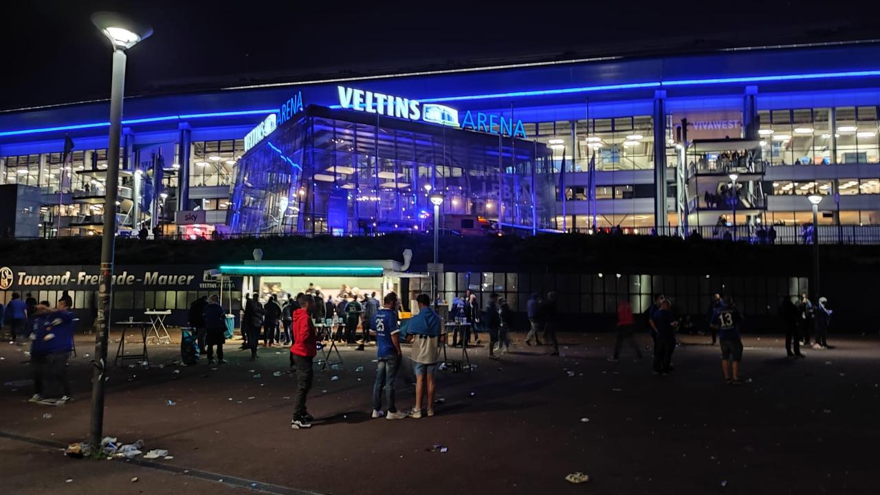 Blick auf den Eingang des blau erleuchteten Stadions von Schalke 04