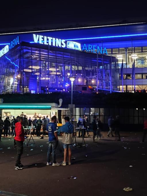 Blick auf den Eingang des blau erleuchteten Stadions von Schalke 04