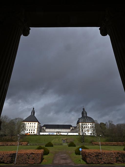 Wolken ziehen über Schloss Friedenstein in Gotha.