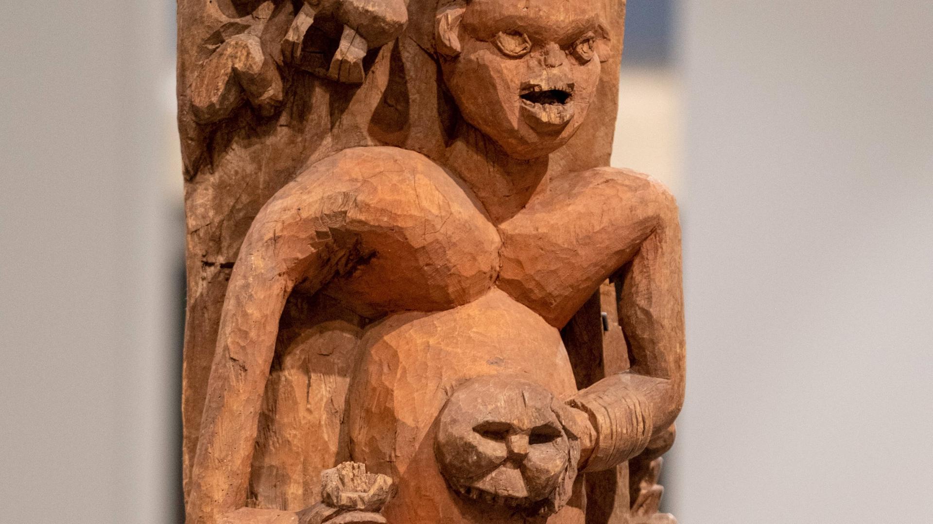Türpfosten aus Kamerun aus dem 19. Jahrhundert, die im Humboldt Forum in Berlin zu sehen sind.