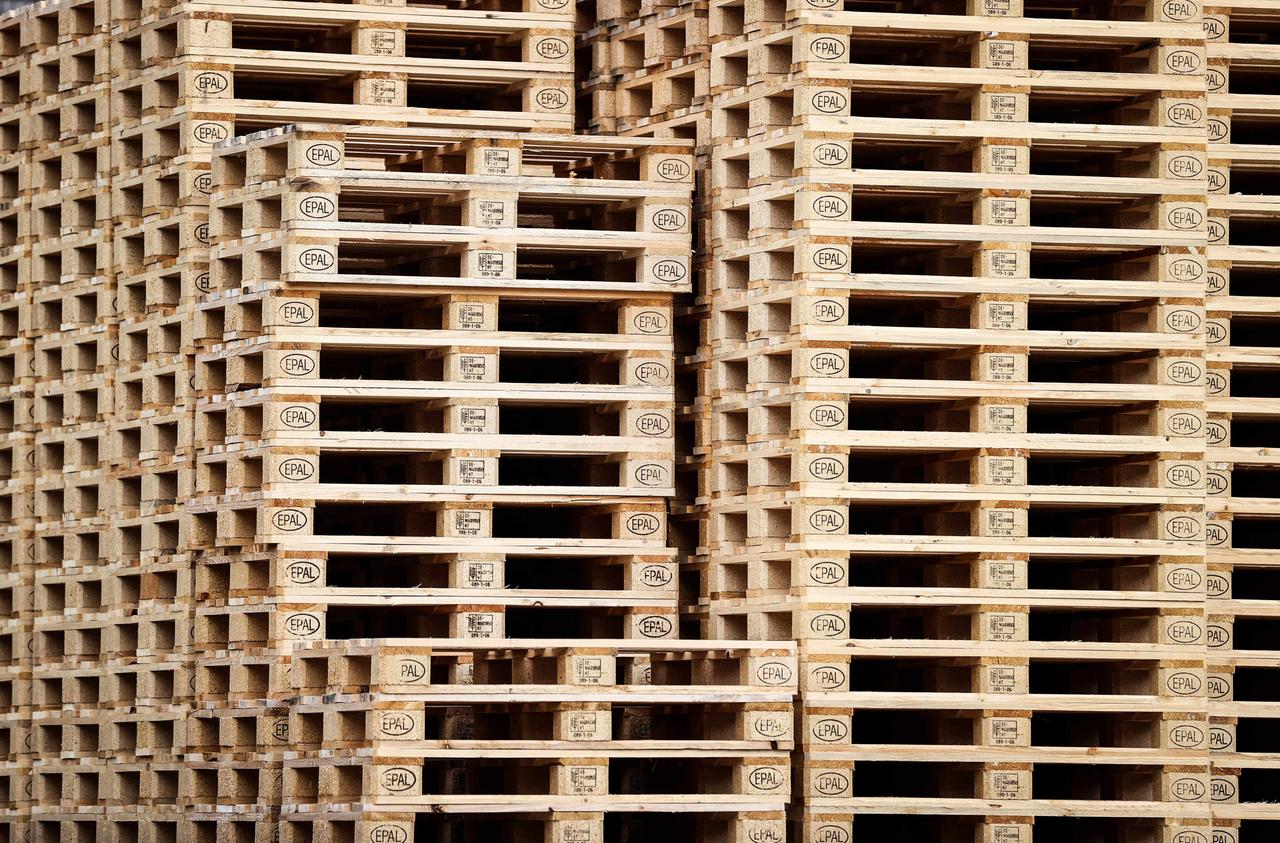 Ein Stapel Europaletten (EPAL) aus Holz steht auf dem Gelände eines Logistikterminals von Still, einem Hersteller von Gabelstaplern, Lagertechnikgeräten und Intralogistiksystemen, in Hamburg. Ein Stapel Europaletten (EPAL) aus Holz steht auf dem Gelände eines Logistikterminals von Still, einem Hersteller von Gabelstaplern, Lagertechnikgeräten und Intralogistiksystemen, in Hamburg.