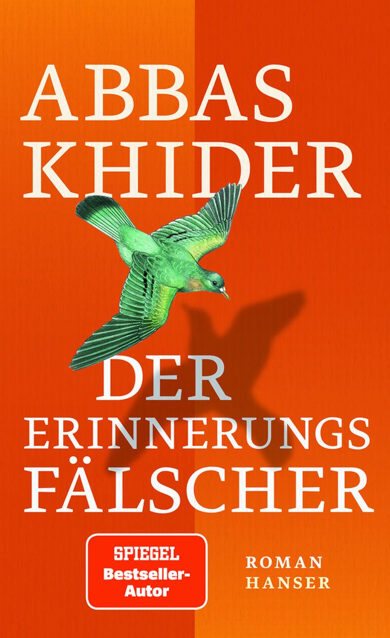 Das Cover von "Der Erinnerungsfälscher" zeigt den Buchtitel und den Autorennamen. In der Bildmitte fliegt eine gezeichnete Taube. Das Cover von "Der Erinnerungsfälscher" zeigt den Buchtitel und den Autorennamen. In der Bildmitte fliegt eine gezeichnete Taube.