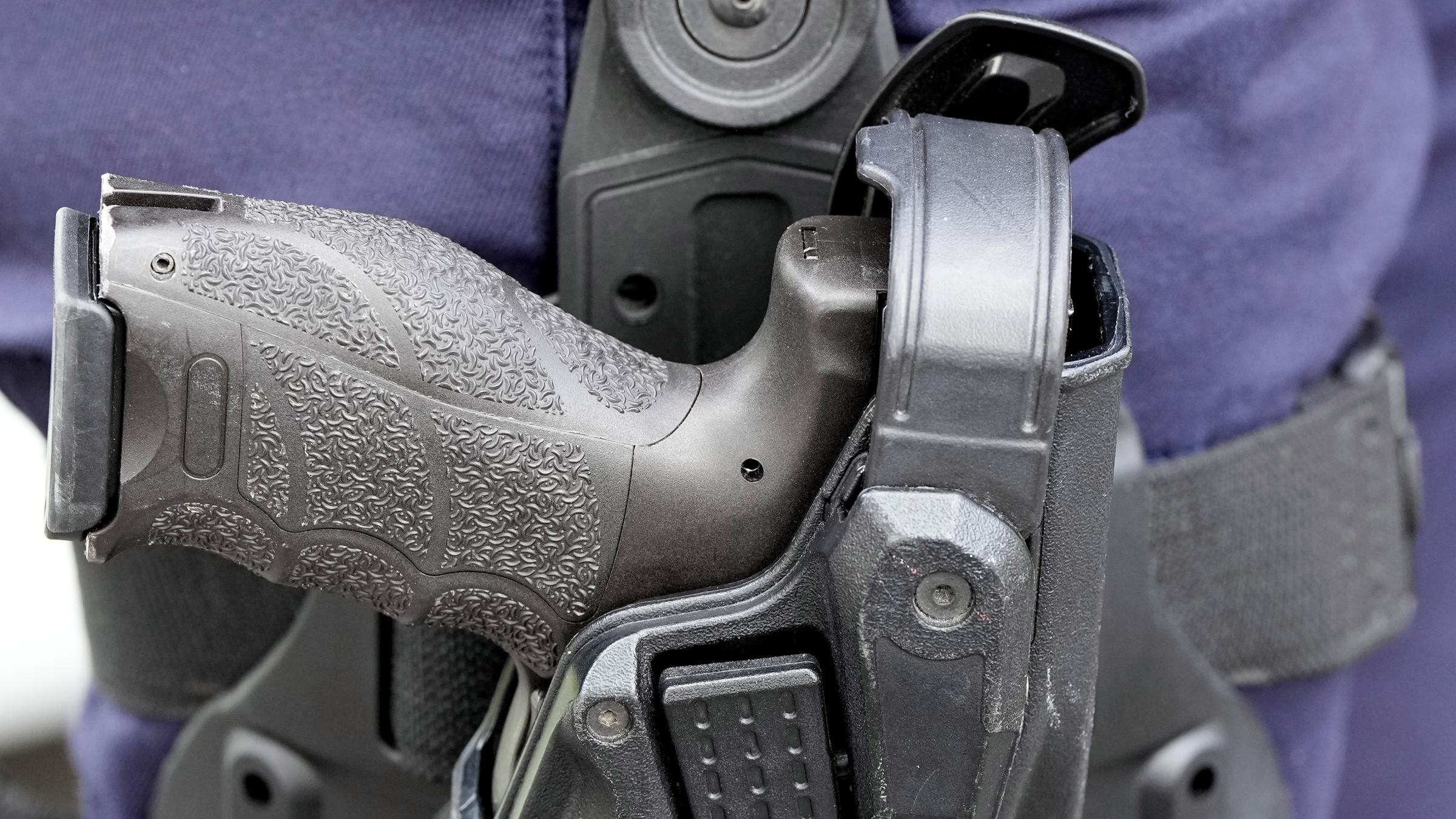 Eine Pistole eines Polizisten, gesichert in einem Holster. Eine Pistole eines Polizisten, gesichert in einem Holster.
