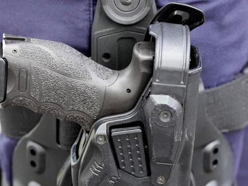 Eine Pistole eines Polizisten, gesichert in einem Holster.