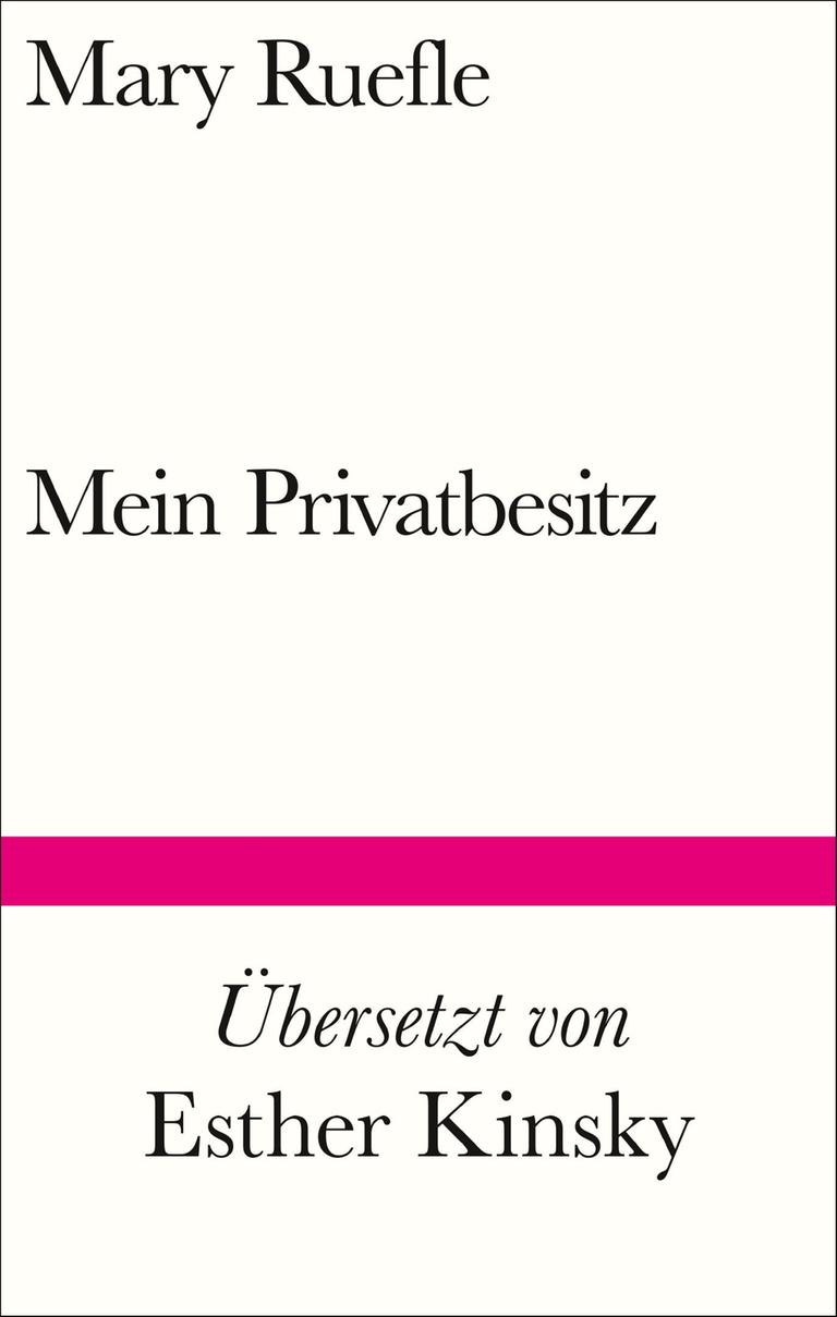 Auf dem weißen Cover des Buchs stehen der Name der Autorin, der Titel und der Name der Übersetzerin. Auf dem weißen Cover des Buchs stehen der Name der Autorin, der Titel und der Name der Übersetzerin.