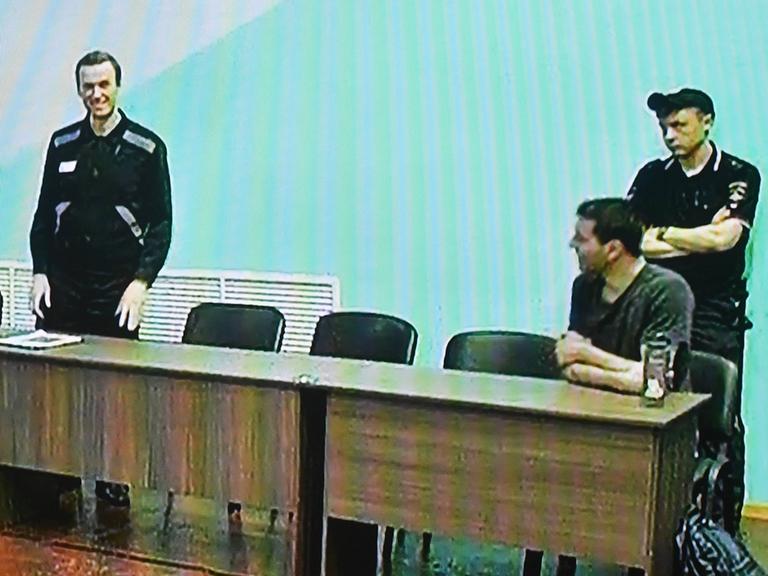Ein Moskauer Gericht hat den inhaftierten russischen Oppositionspolitiker Alexej Nawalny zu einer weiteren, 19-jährigen Haftstrafe verurteilt
