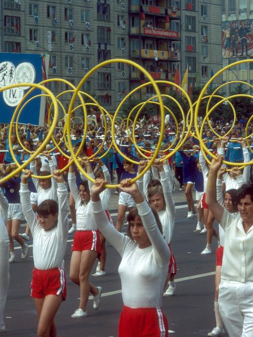 Teilnehmerinnen der rhythmischen Sportgymnastik anlässlich der "Weltfestspiele der Jugend" in Ost-Berlin, DDR 1973.