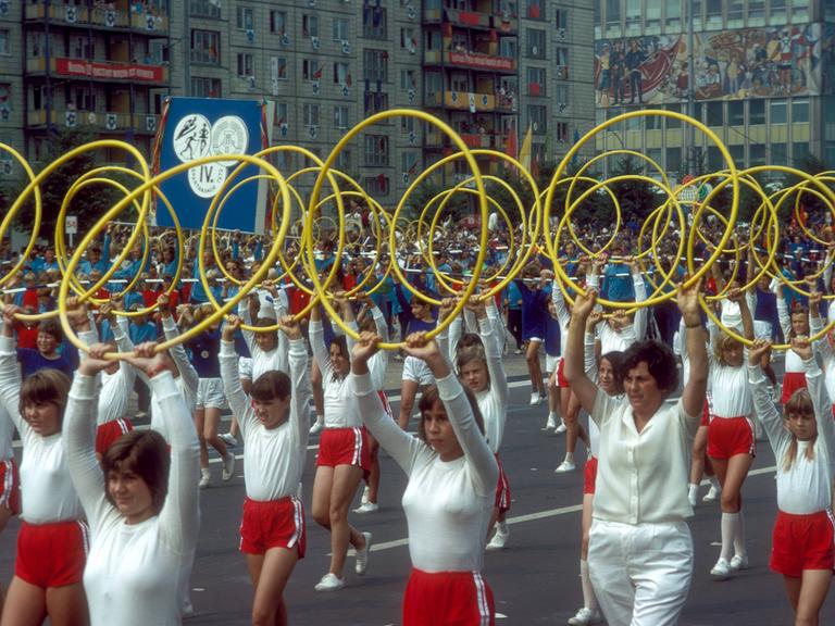 Teilnehmerinnen der rhythmischen Sportgymnastik anlässlich der "Weltfestspiele der Jugend" in Ost-Berlin, DDR 1973.