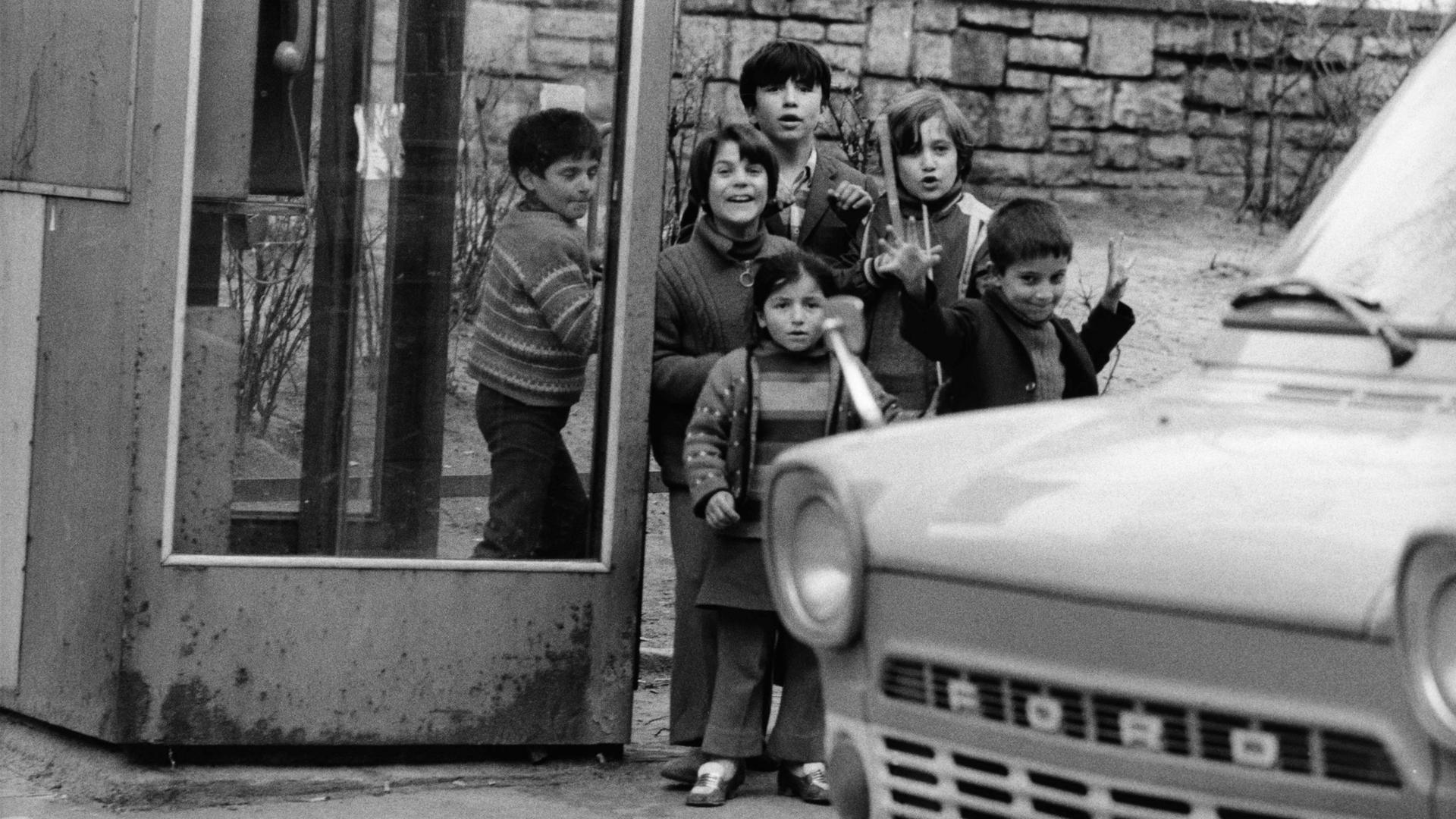  Kinder an einer Telefonzelle am Chamissoplatz in Berlin-Kreuzberg. Westberlin 1973.