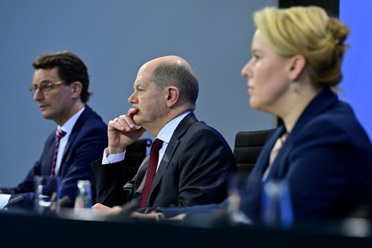 Hendrik Wüst (CDU, ), Ministerpräsident von Nordrhein-Westfalen und Vorsitzender der Ministerpräsidentenkonferenz (MPK), Bundeskanzler Olaf Scholz und Berlins Regierende Bürgermeisterin Franziska Giffey geben eine Pressekonferenz nach einem Treffen der Länderchefs mit der Bundesregierung. Hendrik Wüst (CDU, ), Ministerpräsident von Nordrhein-Westfalen und Vorsitzender der Ministerpräsidentenkonferenz (MPK), Bundeskanzler Olaf Scholz und Berlins Regierende Bürgermeisterin Franziska Giffey geben eine Pressekonferenz nach einem Treffen der Länderchefs mit der Bundesregierung.