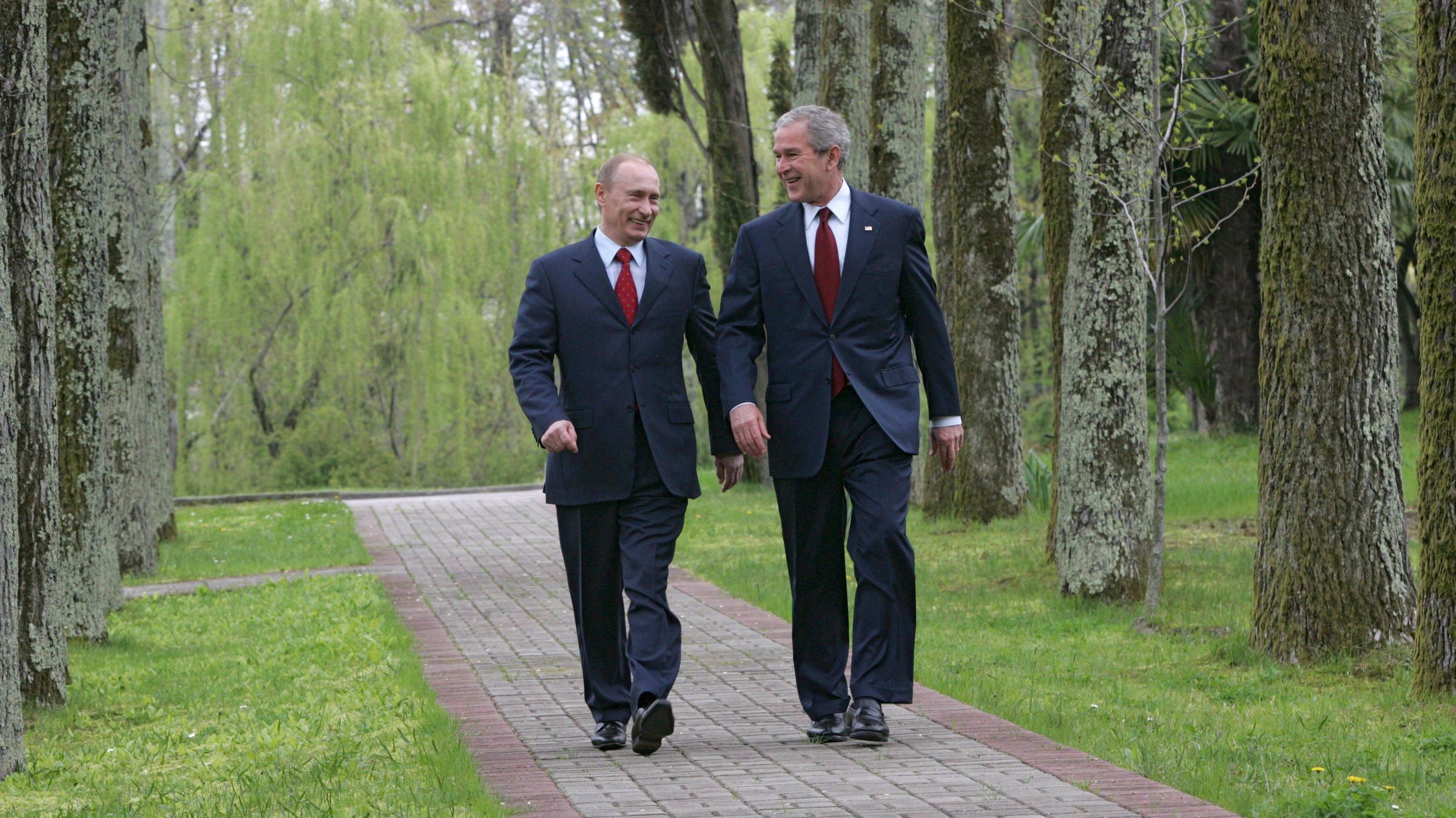 George W. Bush und Vladimir Putin in Sochi, Russland, am 06.04.2008