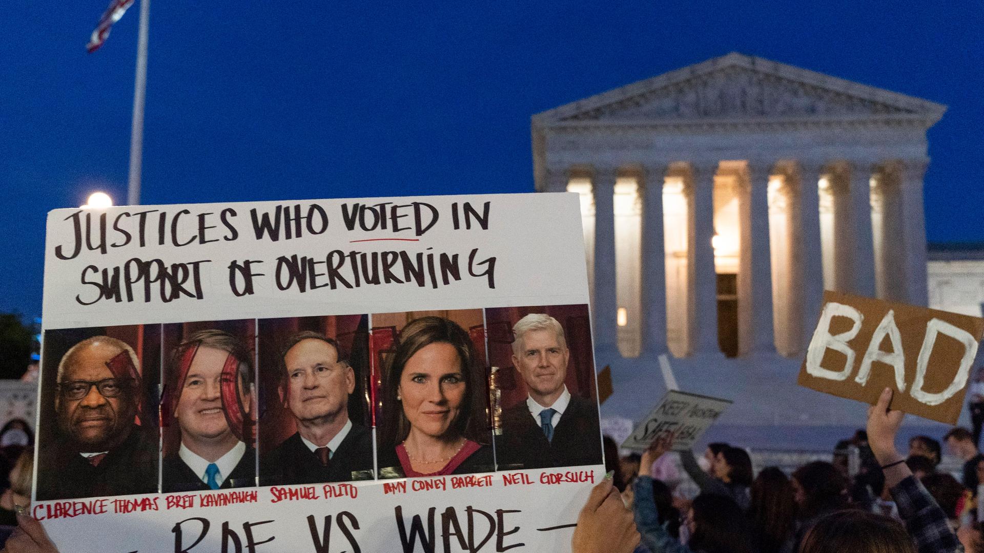 Protest von Befürwortern des Rechts auf Abtreibung gegen die konservativen Verfassungs-Richter Thomas, Kavanaugh, Samuel Alito, Amy Coney Barrett und Neil Gorsuch Protest von Befürwortern des Rechts auf Abtreibung gegen die konservativen Verfassungs-Richter Thomas, Kavanaugh, Samuel Alito, Amy Coney Barrett und Neil Gorsuch
