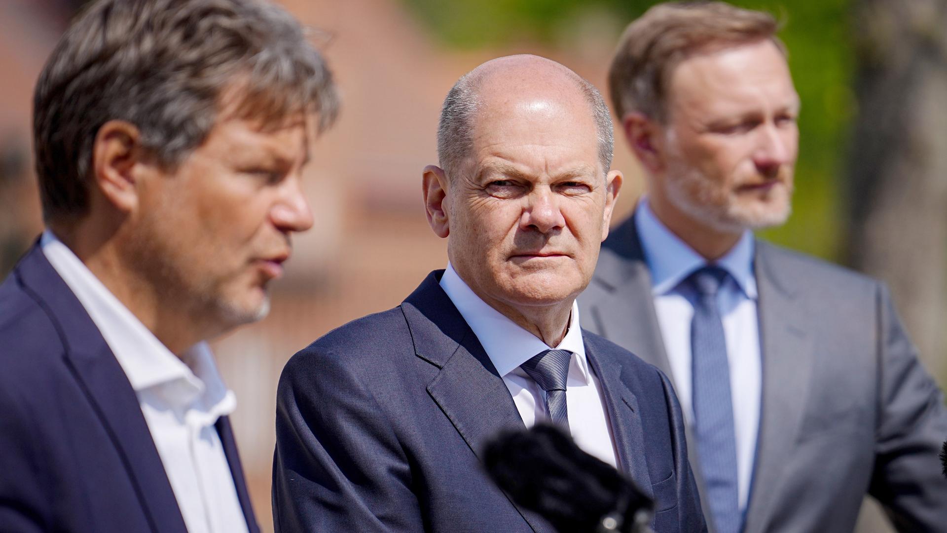 Robert Habeck (l-r, Bündnis 90/Die Grünen), Bundesminister für Wirtschaft und Klimaschutz, Bundeskanzler Olaf Scholz (SPD) und Christian Lindner (FDP), Bundesminister der Finanzen, Anfang Mai 2022 Robert Habeck (l-r, Bündnis 90/Die Grünen), Bundesminister für Wirtschaft und Klimaschutz, Bundeskanzler Olaf Scholz (SPD) und Christian Lindner (FDP), Bundesminister der Finanzen, Anfang Mai 2022