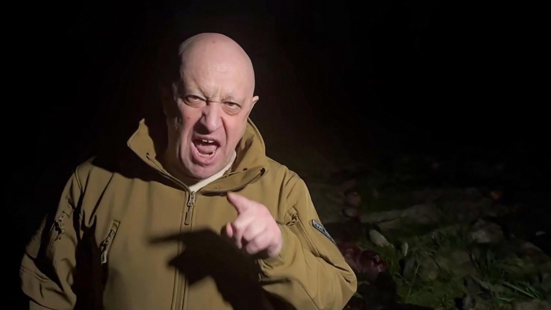 Ein Mann in Armeekleidung mit einem wutentbrannten Gesicht und kahlem Kopf gestikuliert wild.
