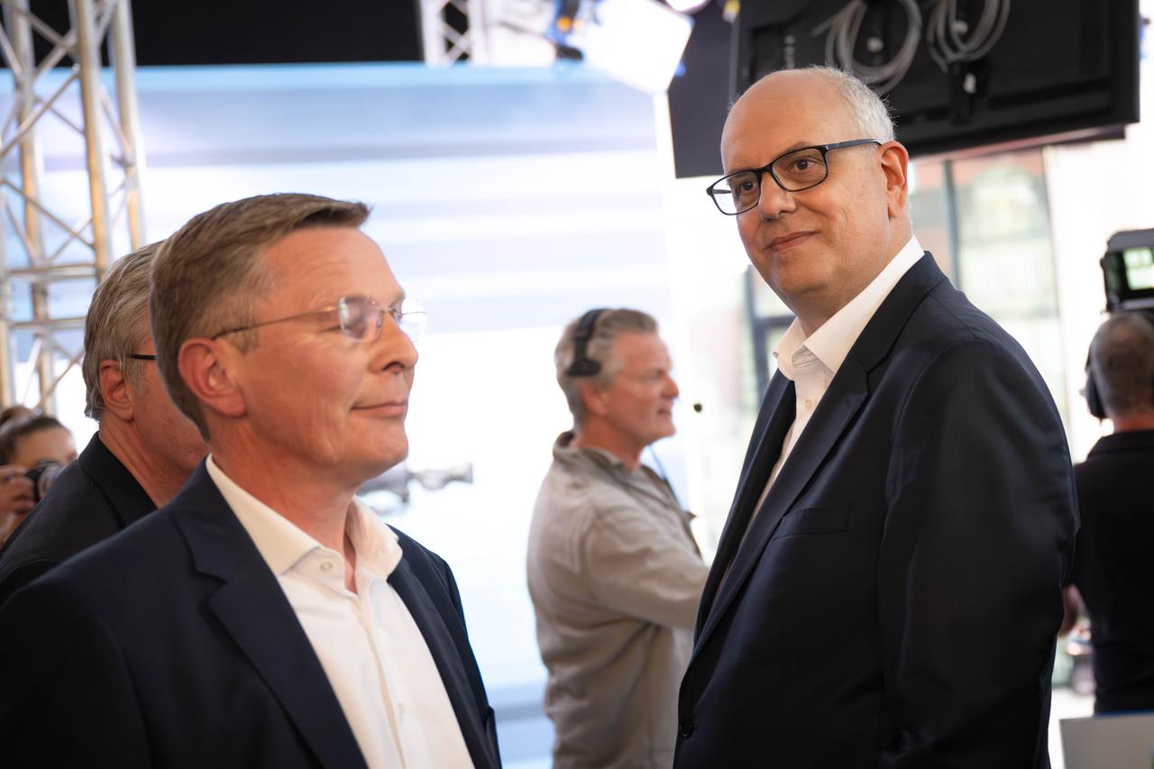 Die Spitzenkandidaten von SPD und CDU, Andreas Bovenschulte (r.) und Frank Imhoff (l.), treffen sich nach der Wahl zur Bremer Bürgerschaft in einem Fernsehstudio.