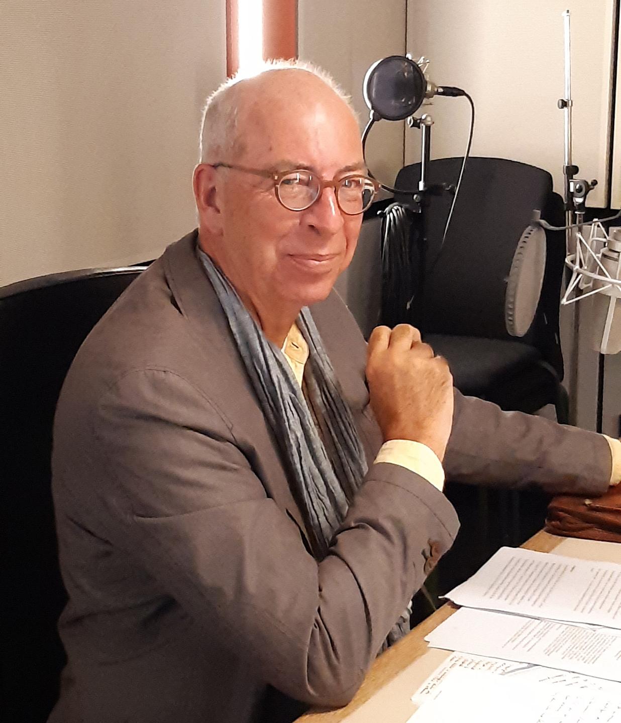 Der Historiker Martin Sabrow im Studio vor einem Mikrofon. Der Historiker Martin Sabrow im Studio vor einem Mikrofon.