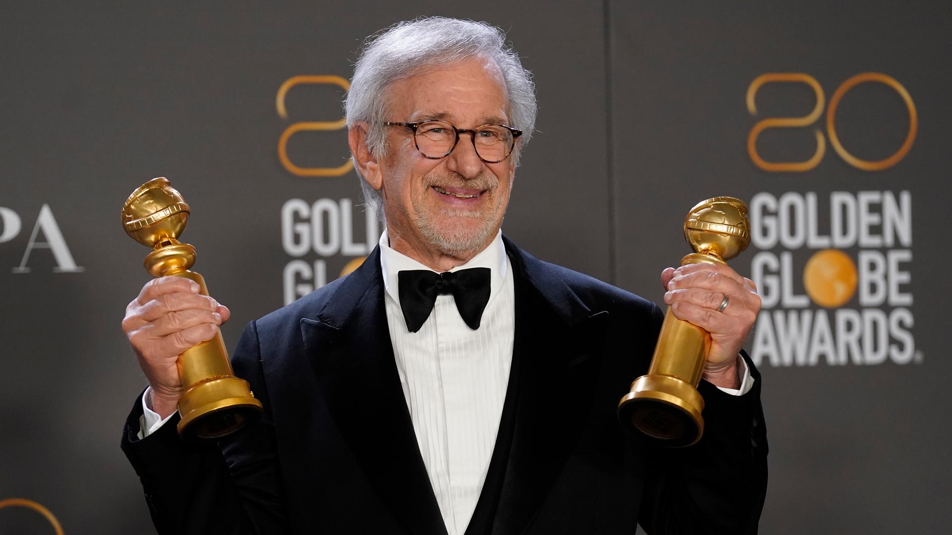 Steven Spielberg präsentiert zwei Golden Globes der Presse. Bei der Verleihung 2023 wurde sein Film "The Fabelmans" als bestes Drama ausgezeichnet, außerdem bekam er den Preis für die beste Regie.
