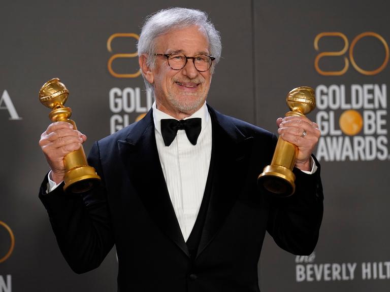 Steven Spielberg präsentiert zwei Golden Globes der Presse. Bei der Verleihung 2023 wurde sein Film "The Fabelmans" als bestes Drama ausgezeichnet, außerdem bekam er den Preis für die beste Regie.
