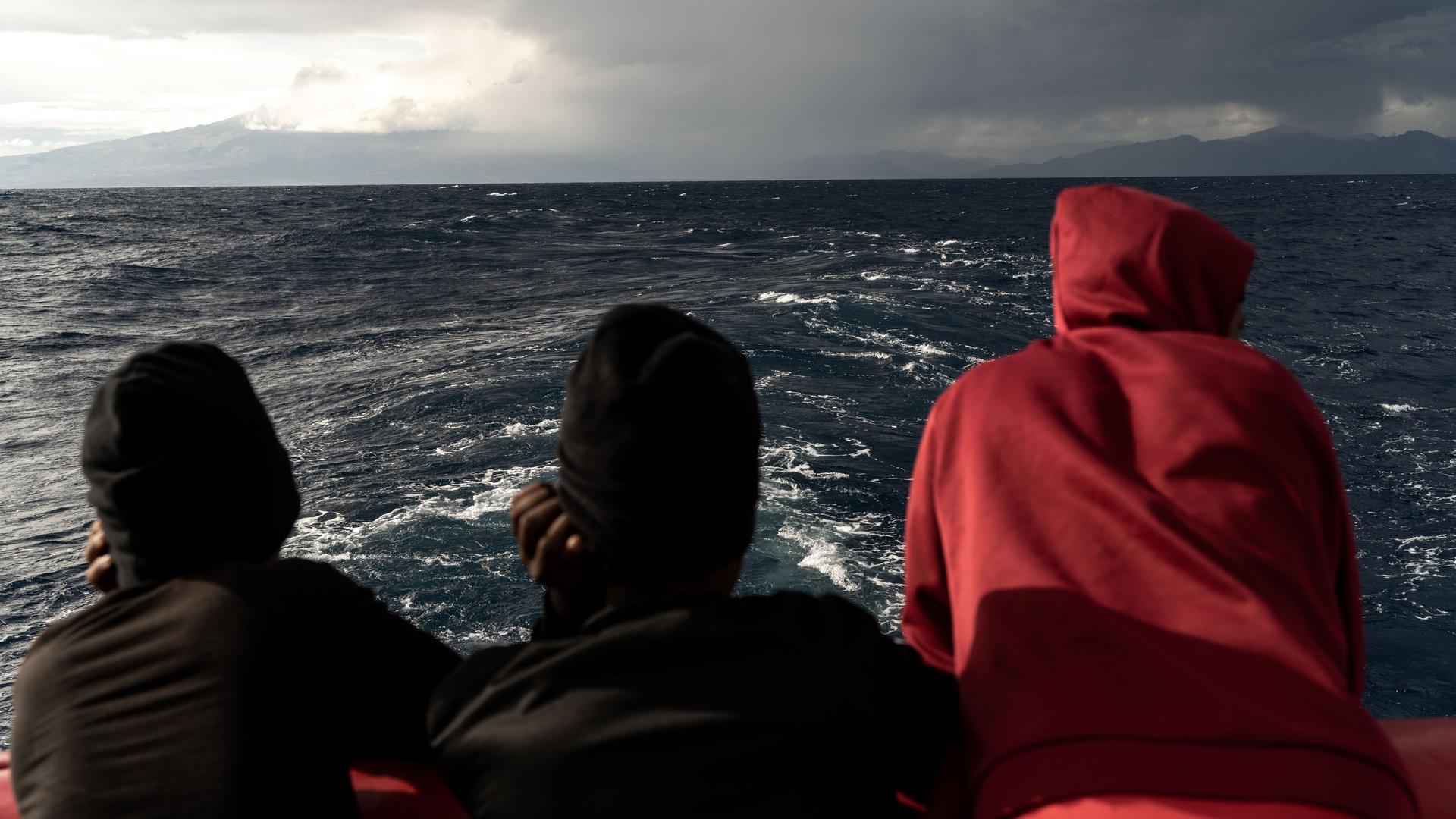 5. November 2022: Migranten an Border der Ocean Viking auf Kurs nach Italien, wo ihnen die Einreise verweigert werden wird. Inzwischen konnen sie in Frankreich an Land gehen.