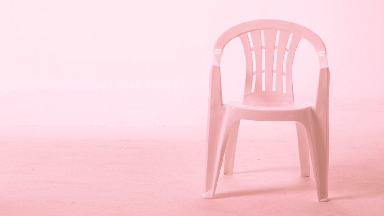 Ein Plastikstuhl mit rosa Hintergrund. Ein Plastikstuhl mit rosa Hintergrund.